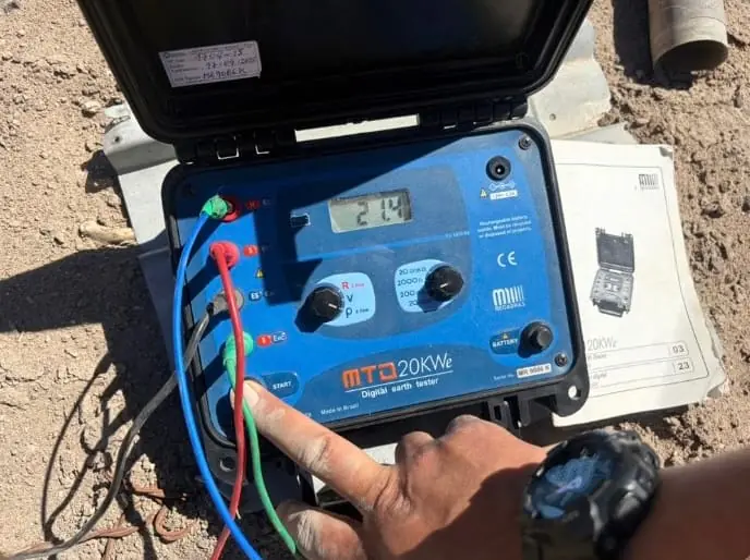 Medición de puesta a tierra con un telurómetro digital en terreno